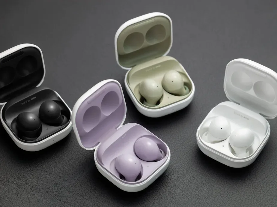 Desfrute de um som rico e imersivo com os Galaxy Buds 2, cancelamento de ruído ativo, graves potentes e integração perfeita com dispositivos Samsung.