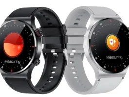 Smartwatch Xiaomi conectado a um smartphone, compatível com Android e iOS, integração perfeita com apps de saúde.